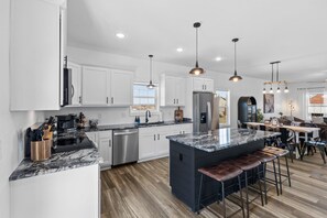 Fridge, microwave, oven, stovetop - 7 min to Wild Turkey and Four Roses - Sleeps 10 - Patio with Grill and View (Lawrenceburg)