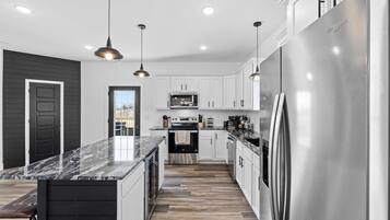 Een koelkast, een microgolfoven, een oven, een kookplaat