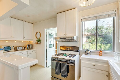 3 Mi to Universal Studios: Chic Home w/ Yard!