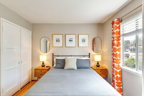 2 bedrooms, desk, iron/ironing board, Internet