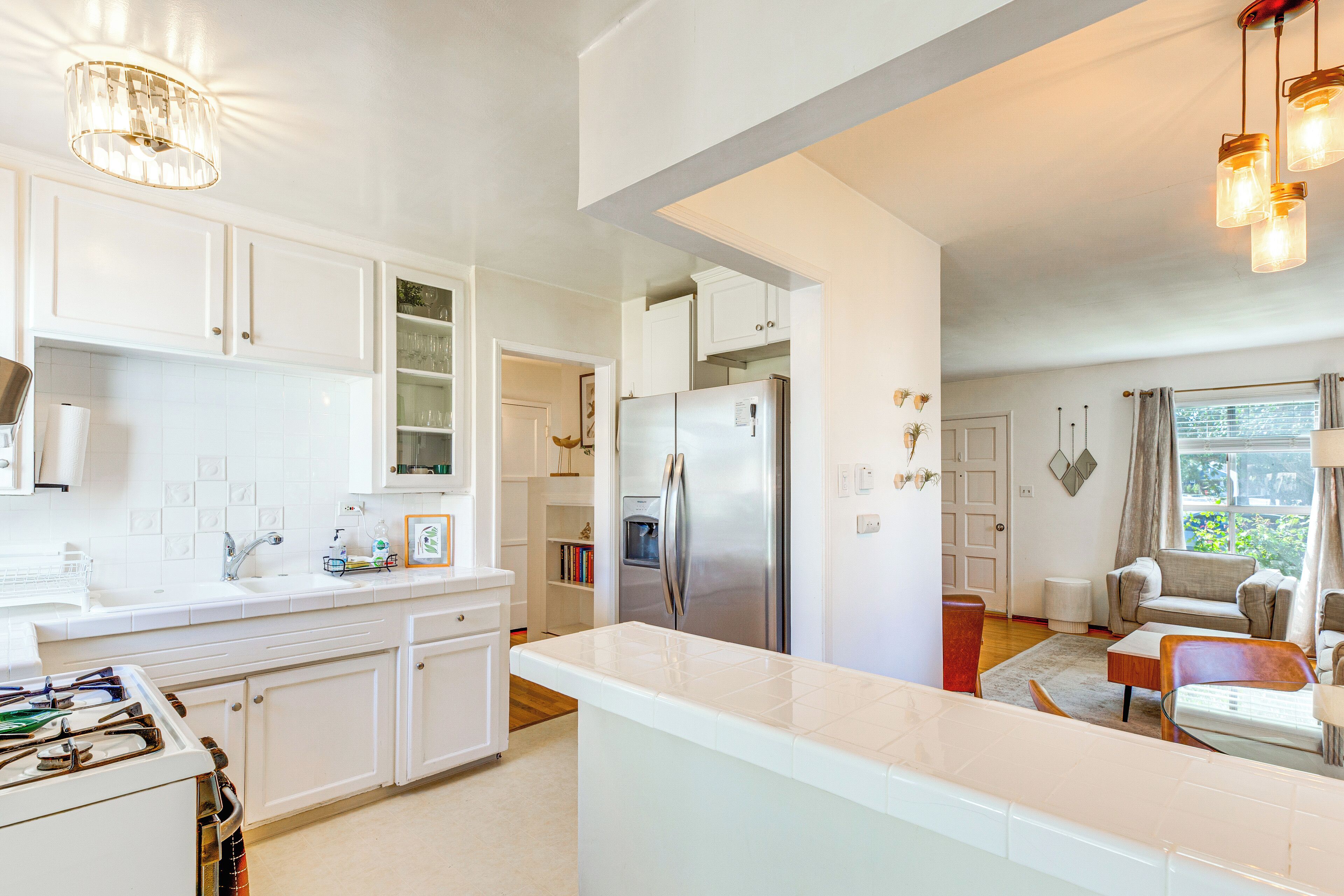 Kühlschrank, Mikrowelle, Herdplatte, Wasserkocher mit Kaffee-/Teezubehör