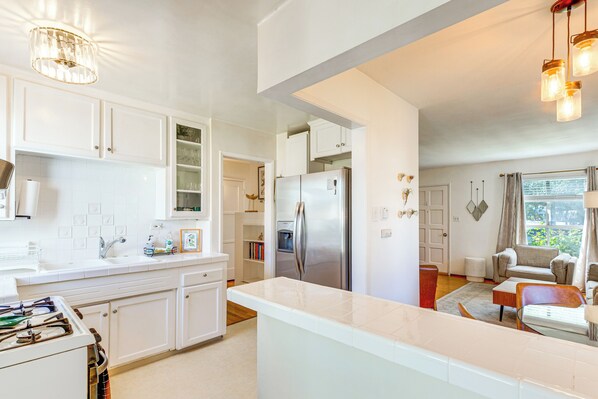 冷蔵庫、電子レンジ、コンロ、コーヒー / ティーメーカー