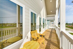 Terrace/patio - Walk to Crystal Beach: 'The Sandbar Escape' (Crystal Beach)