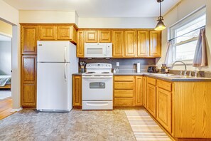 Fridge, microwave, stovetop, coffee/tea maker - 10 Mi to Dtwn: Pet-Friendly Retreat in Columbus (Columbus)