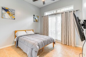 4 bedrooms, iron/ironing board, Internet, bed sheets - 12 Mi to Disney World: Poolside Paradise! (Davenport)