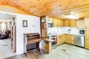 Réfrigérateur, micro-ondes, plaque de cuisson, lave-vaisselle