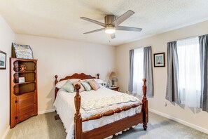 3 bedrooms, desk, iron/ironing board, Internet - 1 Mi to Lake Murray! Pet-Friendly Extended Getaway (Prosperity)