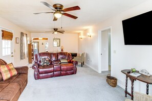 TV, fireplace - 1 Mi to Lake Murray! Pet-Friendly Extended Getaway (Prosperity)