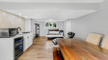 Skrivebord, wi-fi og sengetøy