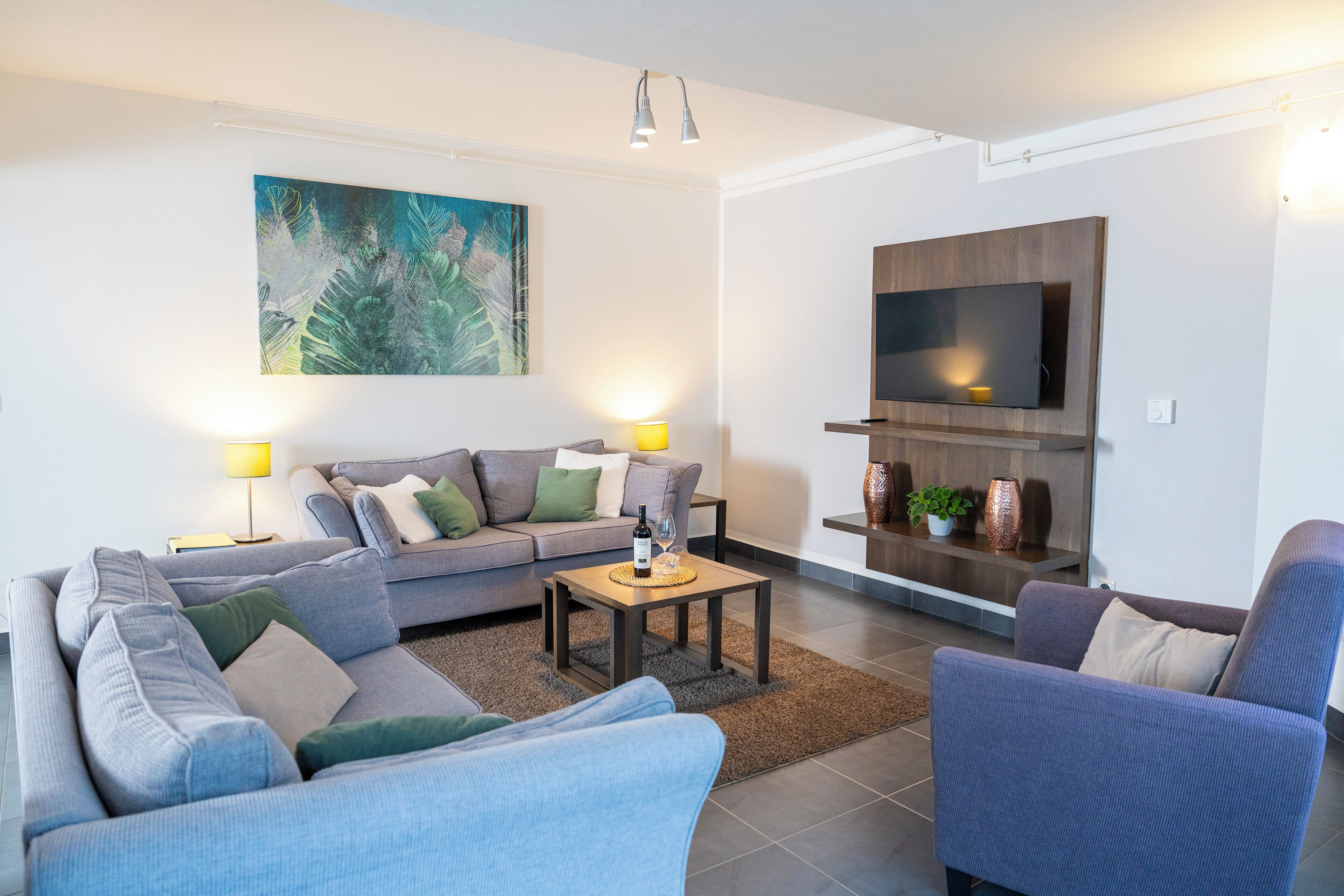 TV, lareira, mesa de pingue-pongue, livros