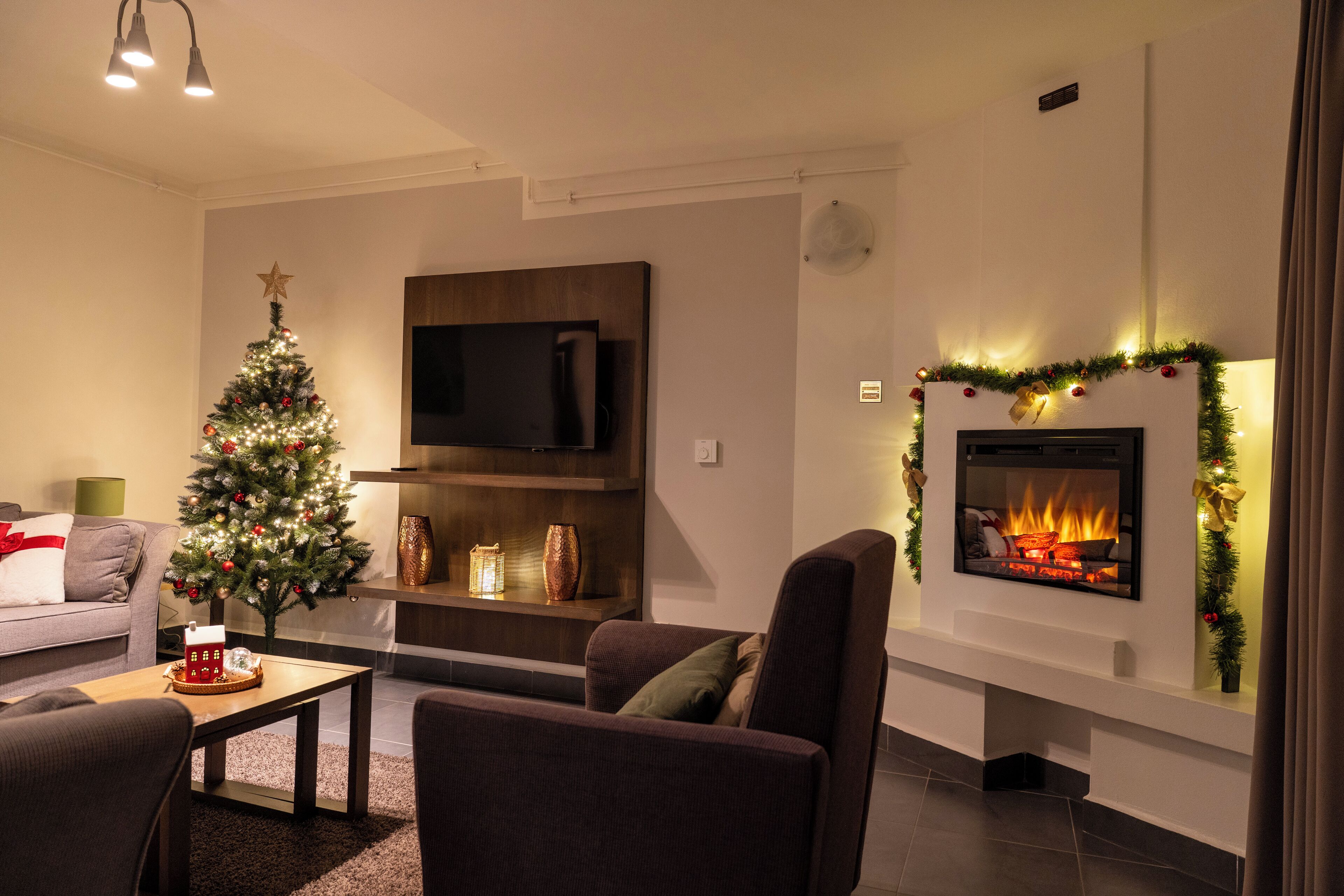 Televisio, takka, pöytätennispöytä, kirjoja