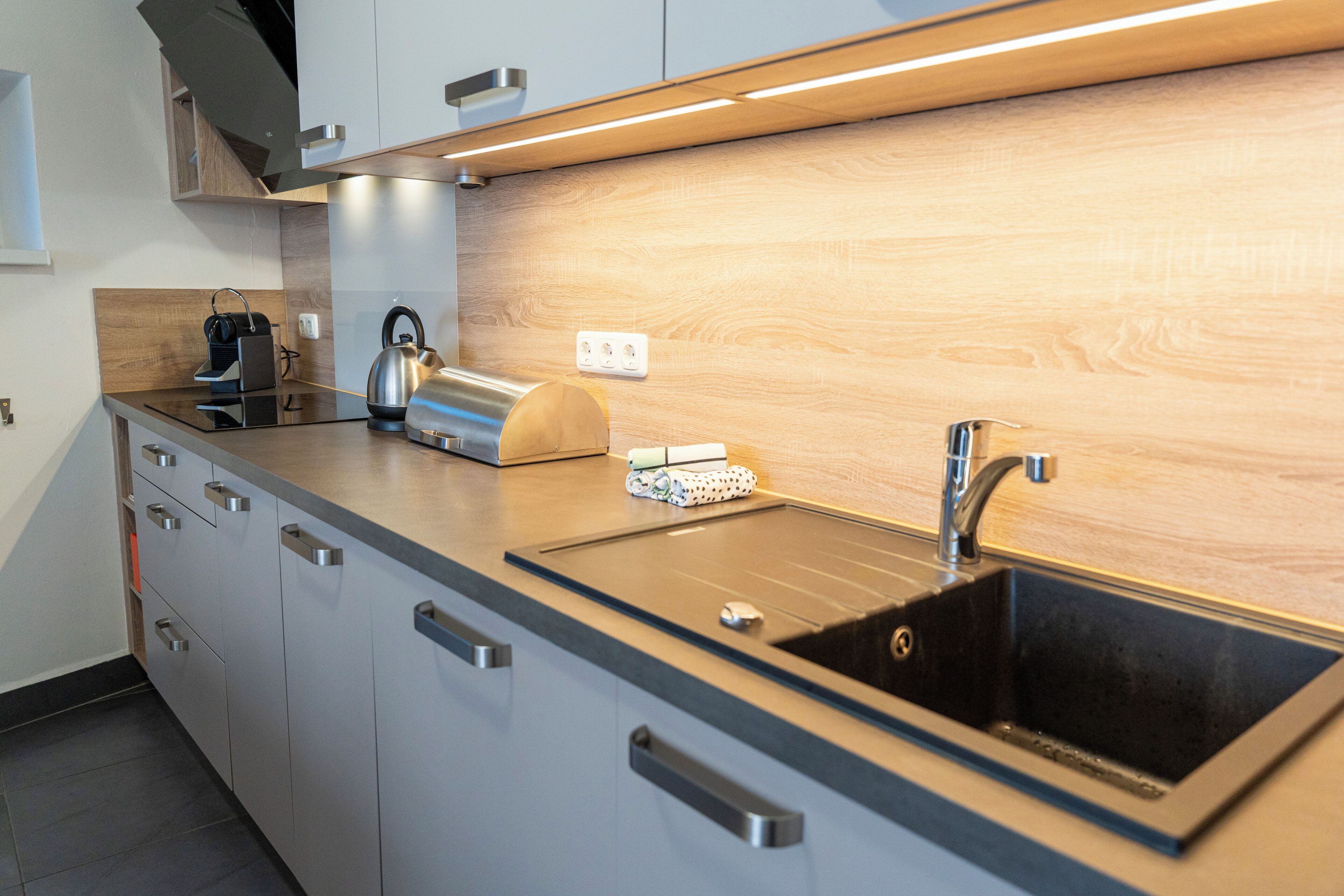 Réfrigérateur, micro-ondes, lave-vaisselle, cafetière/bouilloire