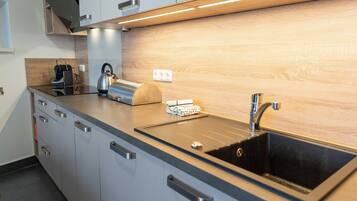 Réfrigérateur, micro-ondes, lave-vaisselle, cafetière/bouilloire