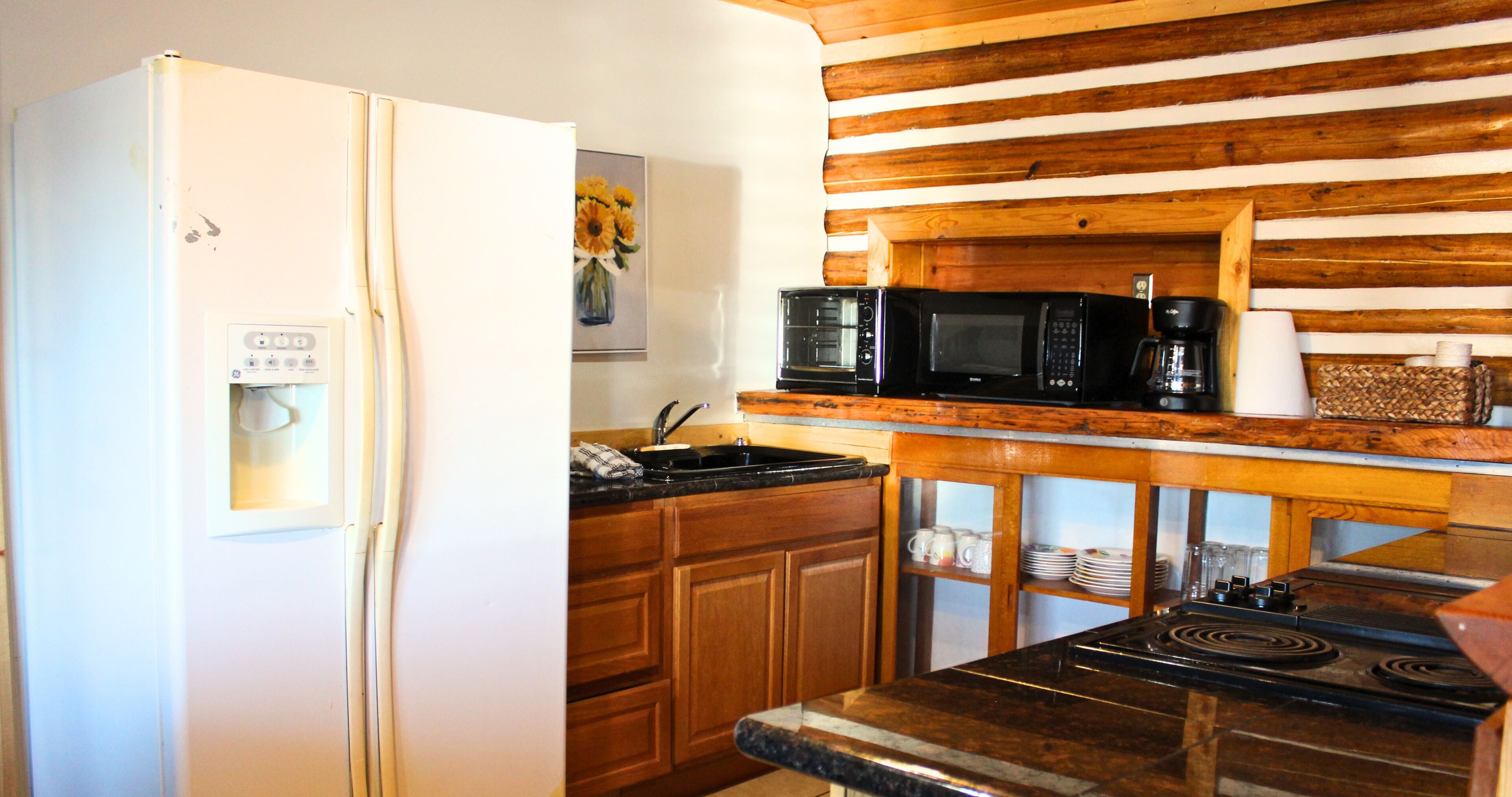 Jääkaappi, mikroaaltouuni, liesi, kahvin-/teenkeitin