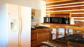 Jääkaappi, mikroaaltouuni, liesi, kahvin-/teenkeitin