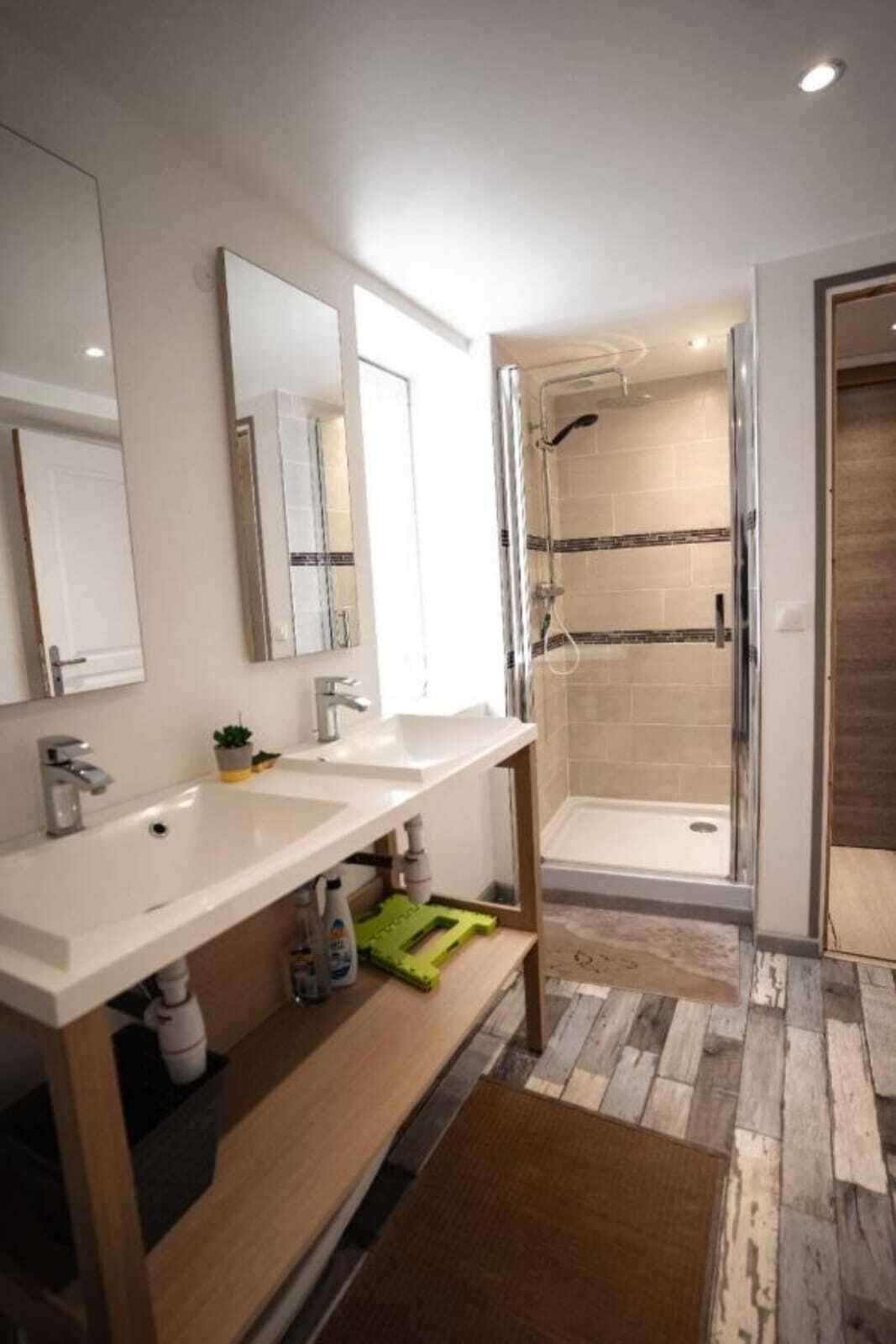 Douche, sèche-cheveux, papier toilette