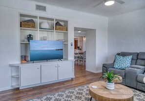 Smart TV - Beautiful Spacious 4 Bdrm 2nd floor Condo! Heated Pool and Steps to the beach! (Holmes Beach)