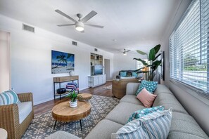 Smart TV - Beautiful Spacious 4 Bdrm 2nd floor Condo! Heated Pool and Steps to the beach! (Holmes Beach)