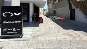 A modern building with a sign indicating a parking area. - Welcome to Ruelle505 (Tijuana)