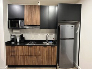 Réfrigérateur, micro-ondes, cafetière/bouilloire