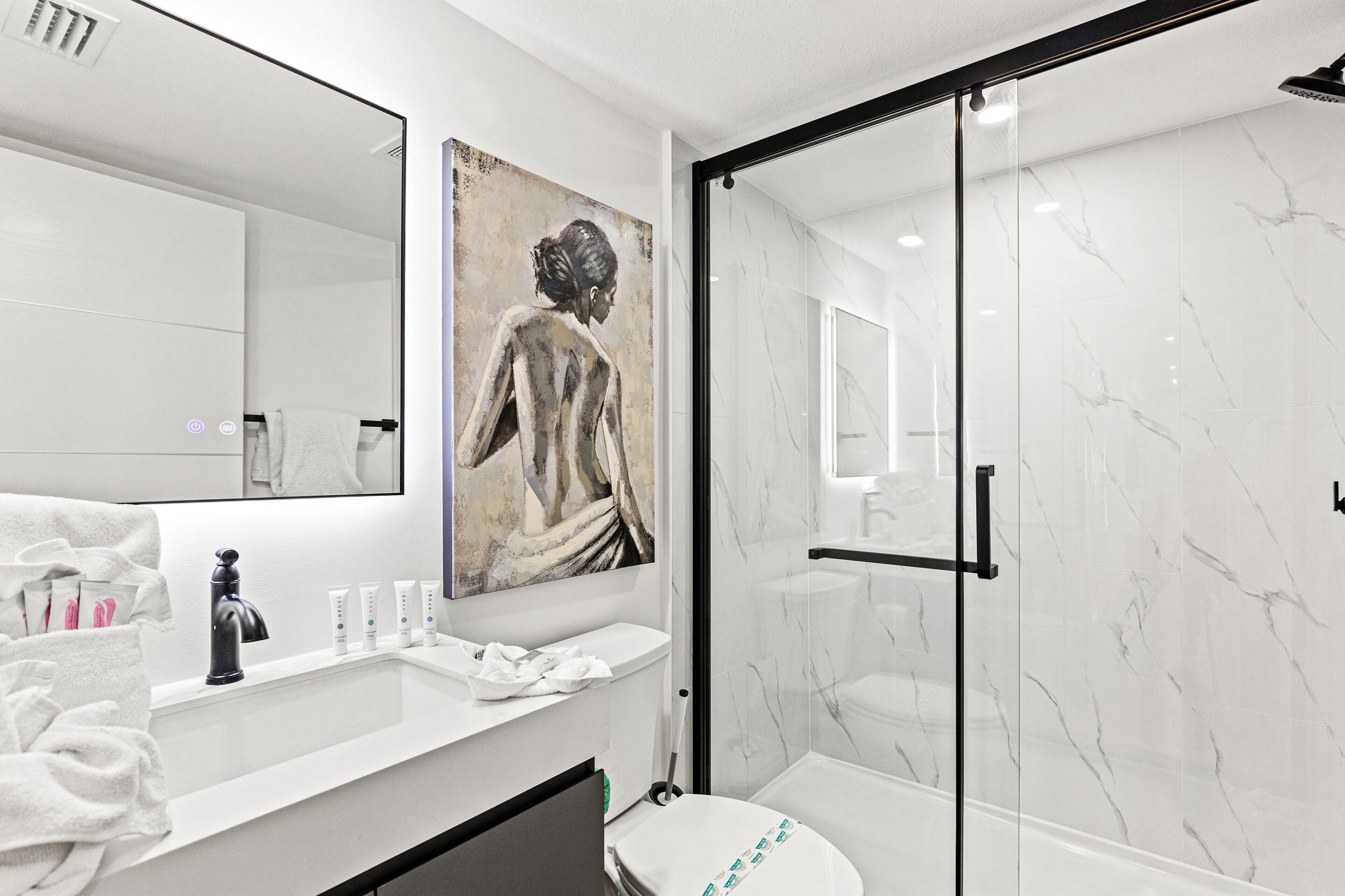 Apartemen Mewah | Kamar mandi | Shower, pengering rambut, handuk, dan tisu toilet