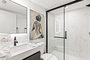 Luxury Apartment | Bathroom | Shower, hair dryer, towels, toilet paper - Ocean Breeze (Panama City Beach)