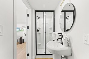 Luxury-Apartment | Badezimmer | Dusche, Haartrockner, Handtücher, Toilettenpapier