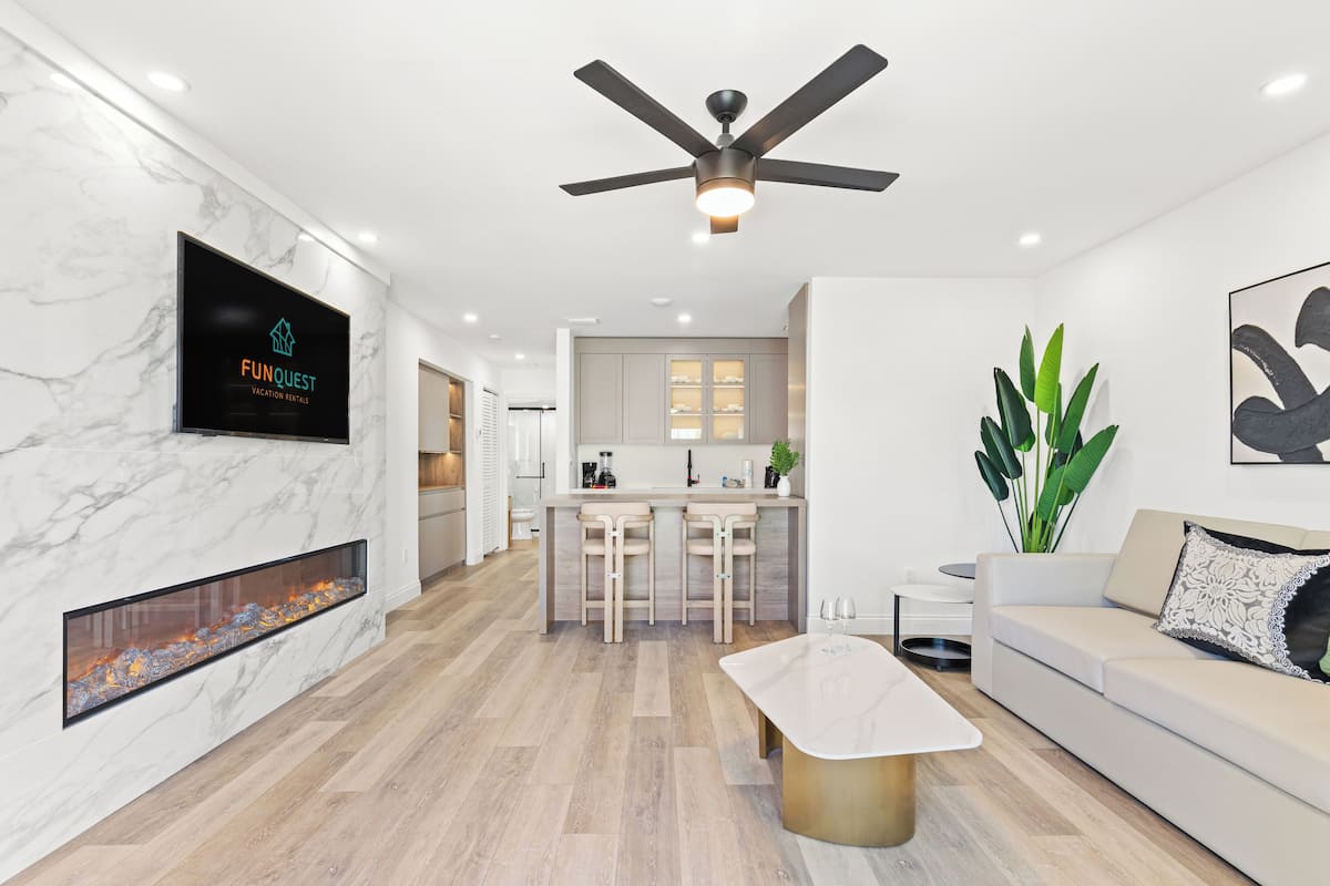 Luxury Apartment, 1 King Bed with Sofa bed | Living area | TV