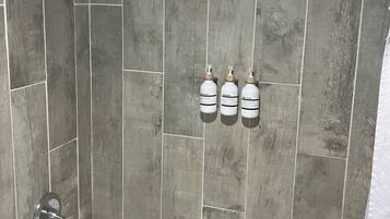 Serviettes fournies, savon, papier de toilette