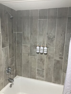 タオル、石鹸、トイレットペーパー