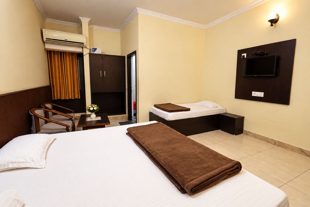 Soundproofing, free WiFi, bed sheets