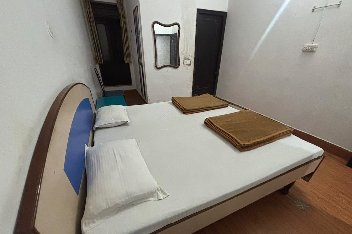Quartos à prova de som, Wi-Fi de cortesia, roupa de cama