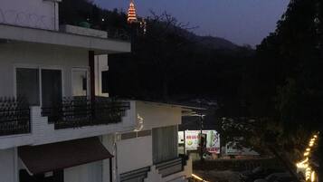 Bagian depan properti - sore/malam