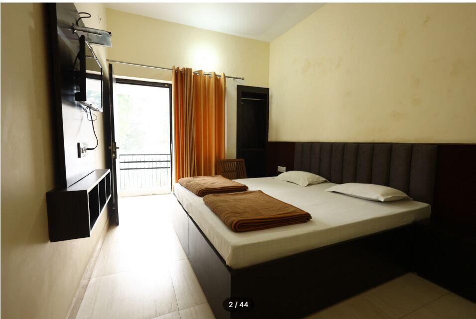 Soundproofing, free WiFi, bed sheets