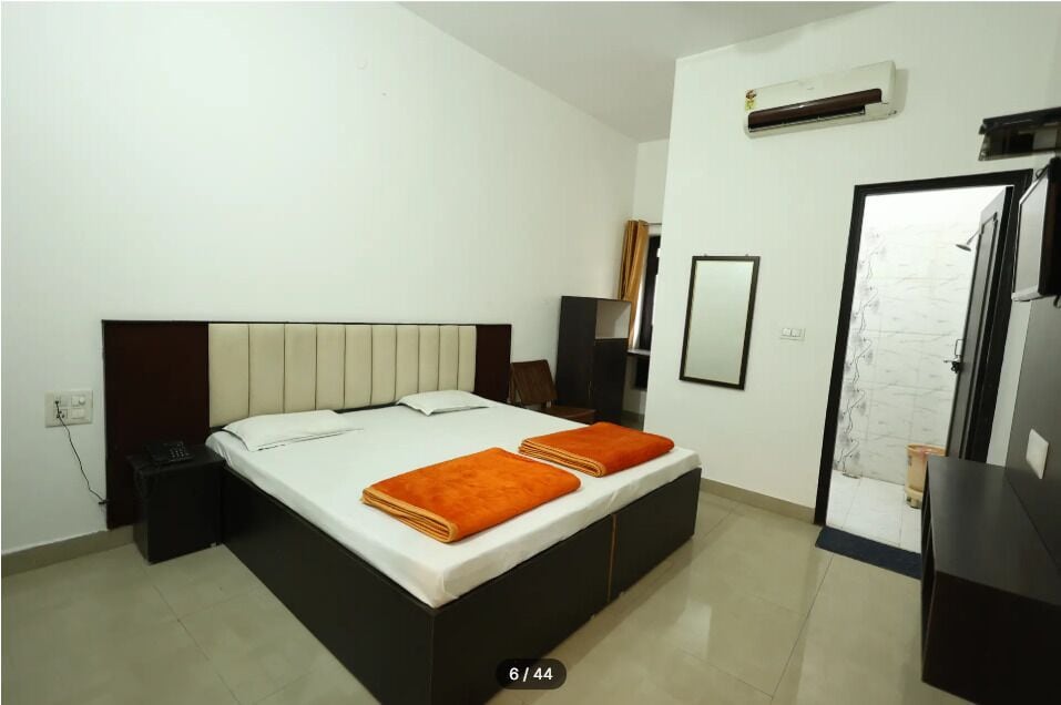 Soundproofing, free WiFi, bed sheets