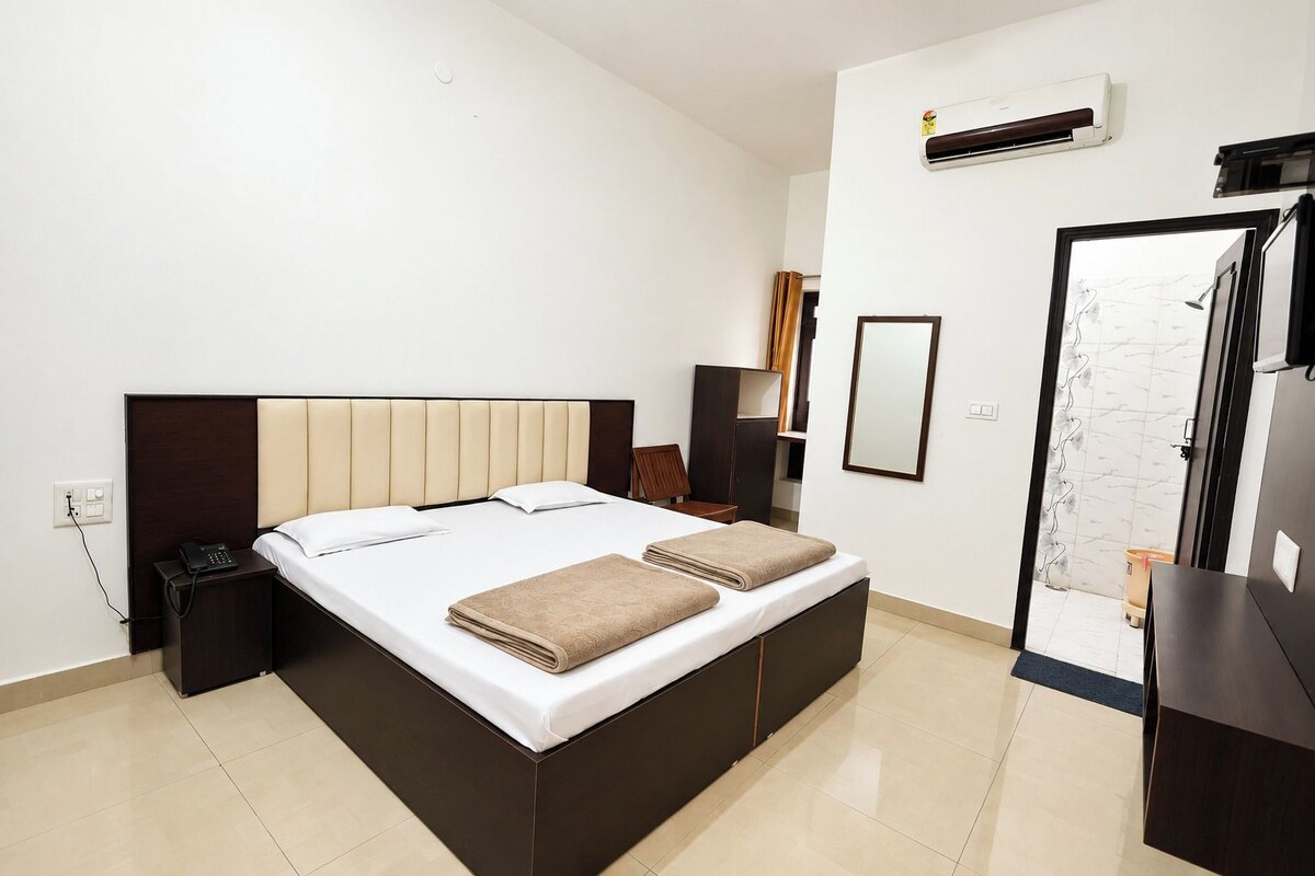 Soundproofing, free WiFi, bed sheets