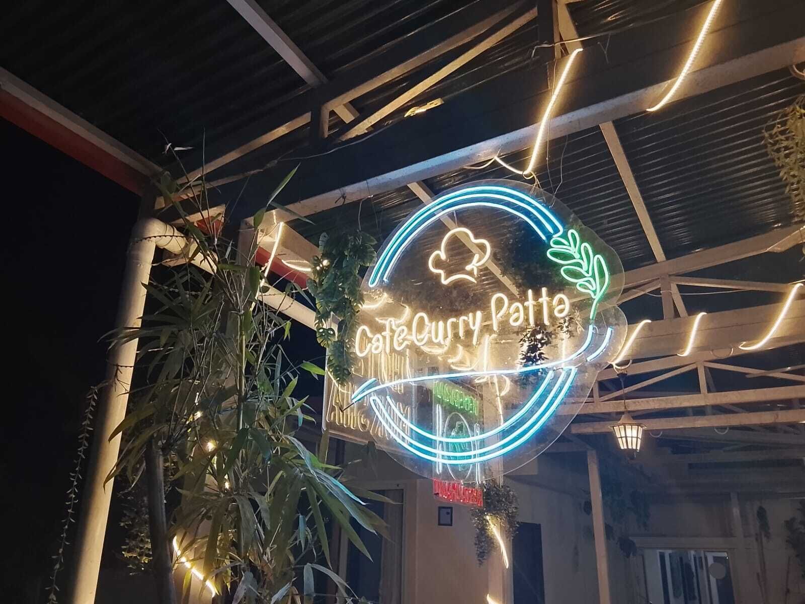Un letrero de neón para Cafe Curry Patta.