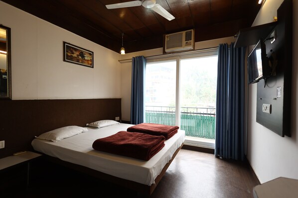 Deluxe Room | Soundproofing, free WiFi - Hotel Moksha (Rishikesh)