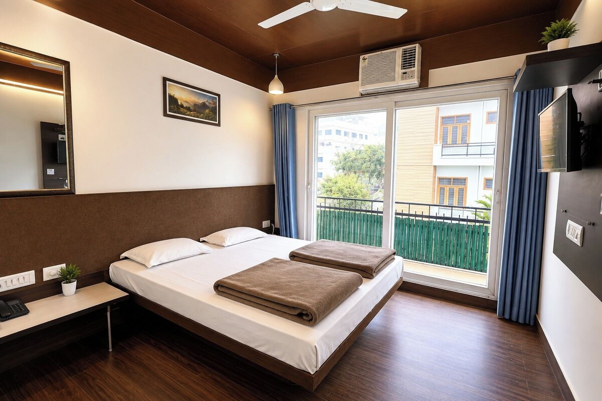 Soundproofing, free WiFi, bed sheets