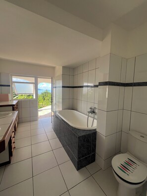 Douche, serviettes fournies, savon, papier toilette