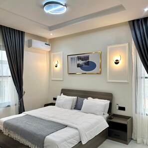 3 bedrooms, desk, WiFi, bed sheets