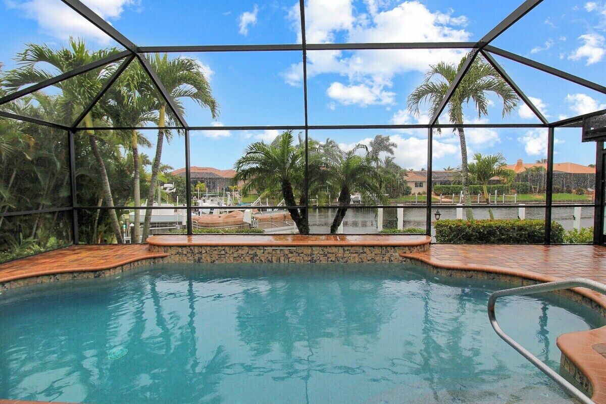 حمّام سباحة مُدفَّأ