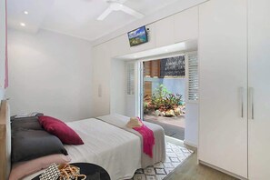 2 bedrooms, desk, iron/ironing board, WiFi