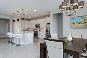 Dining - Impeccable 3 BR / 2 BA home with expansive lake view - Serenity Garden (Venice)