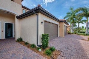 Exterior - Impeccable 3 BR / 2 BA home with expansive lake view - Serenity Garden (Venice)