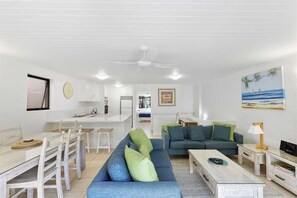 TV - Tea Trees - 2 Bedroom Apartment - Unit 5 (Noosa Heads)