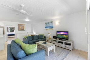 TV - Tea Trees - 2 Bedroom Apartment - Unit 5 (Noosa Heads)