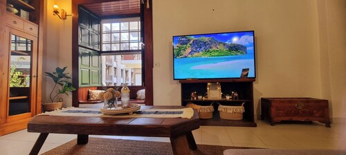 2 minutes for the beach and services! Heart of the old town. Recently restaured.