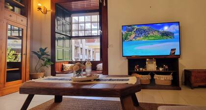 2 minutes for the beach and services! Heart of the old town. Recently restaured.