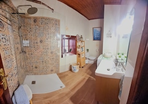 Een douche, een haardroger, handdoeken, zeep